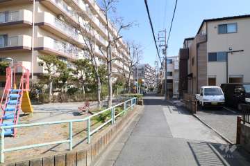 敷地東側の前面道路（南側から）