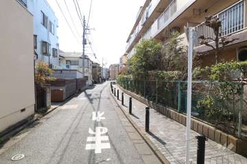 敷地西側の前面道路（北側から）