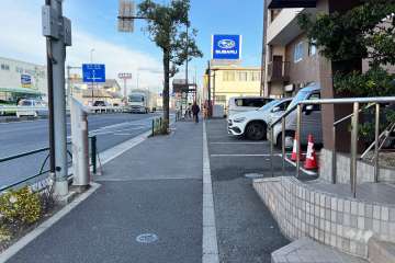 敷地の北側前面道路（西側から）