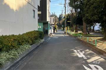 敷地の西側前面道路（北側から）