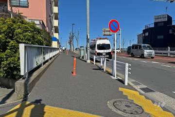 敷地東側の前面道路（南側から）