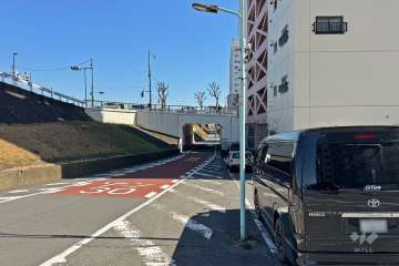 敷地北側は道路を挟んで荒川が流れています。