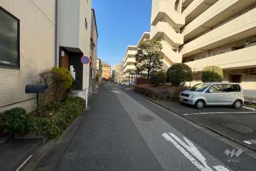 敷地西側の前面道路