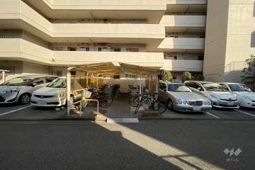 敷地内駐車場（屋外平面式）と駐輪場