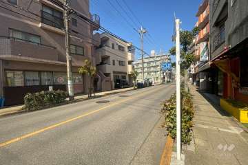 敷地西側の前面道路