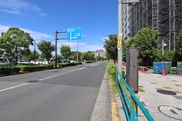 敷地西側の前面道路(南側から)