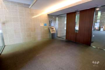 エントランスはオートロック付きです。