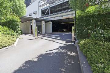 駐車場の出入り口(ロボットゲート付き)