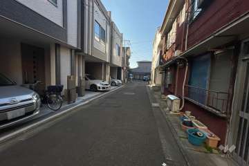 敷地西側の前面道路（東側から）