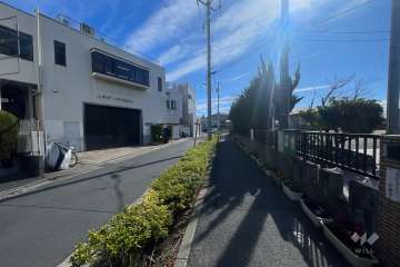 敷地の南西側前面道路（北西側から）