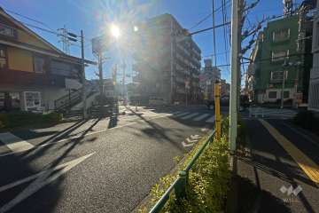 敷地南東側の前面道路（北東側から）