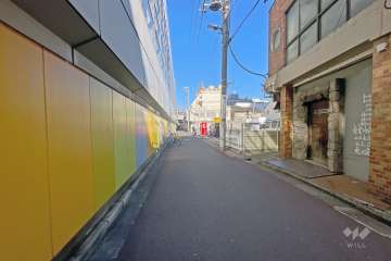 敷地の南側前面道路（東側から）