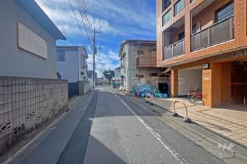 敷地の東側前面道路（北側から）
