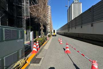 敷地東側の前面道路（南側から）