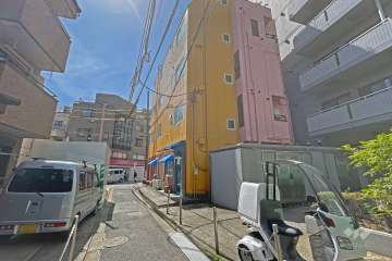 敷地の西側前面道路は国道4号・日光街道です（北側から）。