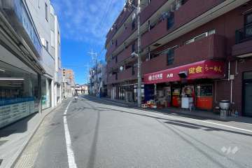 敷地西側の前面道路