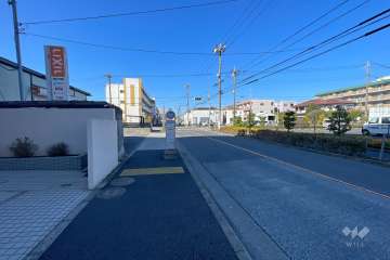 敷地の北側前面道路（東側から）