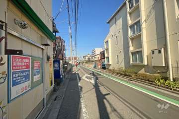 敷地西側の前面道路（南側から）