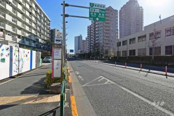 敷地南西側の前面道路(北西側から)