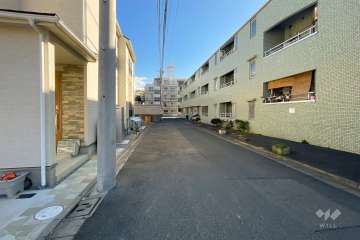 敷地の北東側前面道路（北西側から）