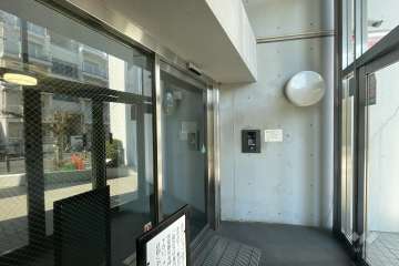 エントランスはオートロック付きです。