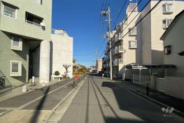 敷地の南東側前面道路（南西側から）