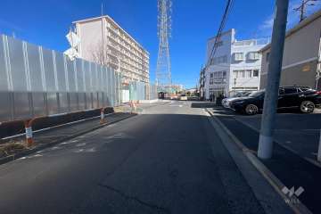 敷地北側の前面道路（西側から）