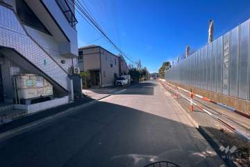 敷地北側の前面道路（東側から）