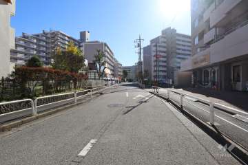 敷地東側の前面道路