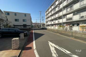 敷地の南側前面道路（東側から）