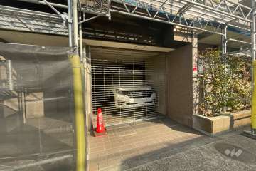 駐車場の出入り口（リングシャッター付き）