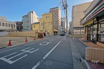 敷地の南側前面道路（西側から）