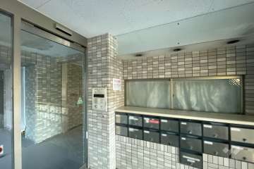 エントランスはオートロック付きです。