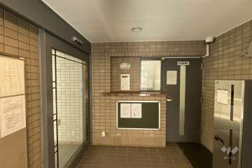 エントランスはオートロック付きです。