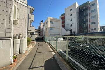 敷地北側の前面道路