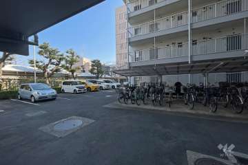 敷地内駐車場（屋外平面式）と駐輪場