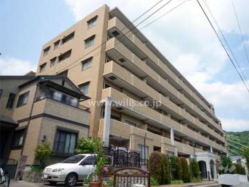 ファミール川西鶴之荘の外観（南西側から）