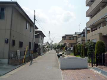 敷地の南側には一戸建てが中心に立ち並ぶ閑静な住宅地が広がっています。