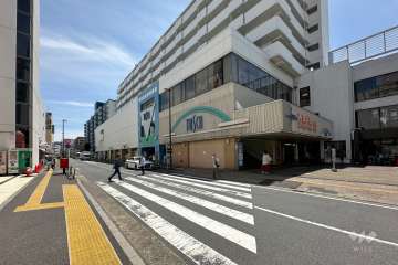 敷地北東側の前面道路（北西側から）