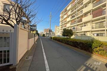 敷地西側の前面道路（南側から）