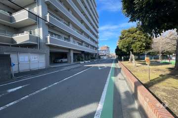 敷地の東側前面道路（南側から）