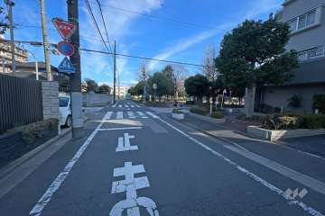 敷地の北側前面道路（西側から）