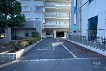 駐車場の出入り口(北側から)