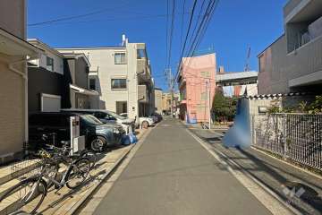 敷地の西側前面道路（南側から）