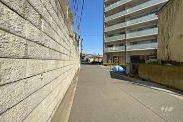 敷地の西側の前面道路（南側から）