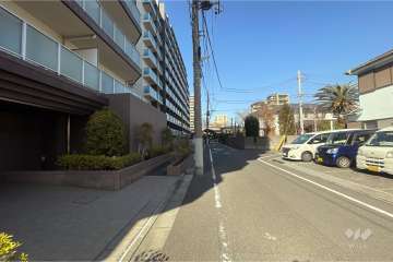 敷地南東側の前面道路（南西側から）