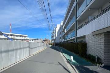 敷地の南側前面道路（東側から）