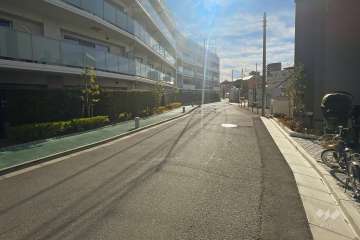 敷地の南側前面道路（西側から）