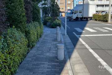 敷地の東側前面道路（南側から）