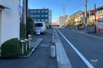 敷地の北側前面道路（東側から）